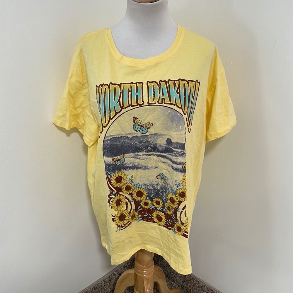 😊 NWT LA Luna North Dakota T-Shirt